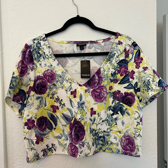 Torrid Textured Knit V-Neck Crop T-Shirt Floral - Picture 2 of 5